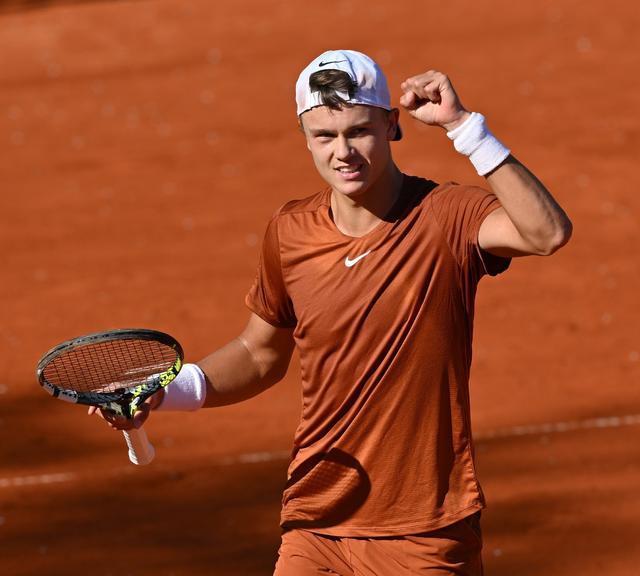 并且表现出 并且表现出